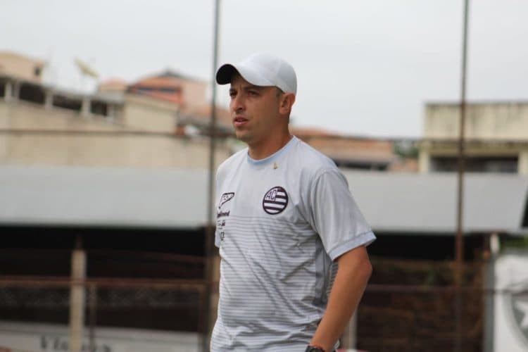 Uberlândia contrata Gustavo Brancão para comando do time sub-20