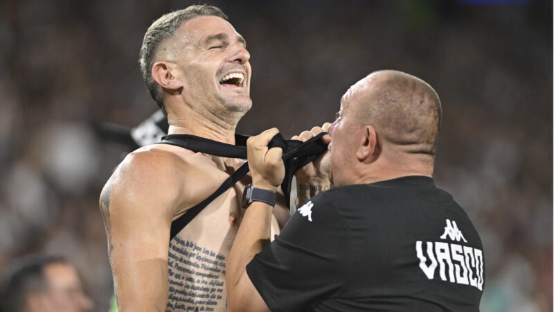 Da irritação com substituição ao choro com gol: Vegetti vive montanha-russa de emoções em semana no Vasco