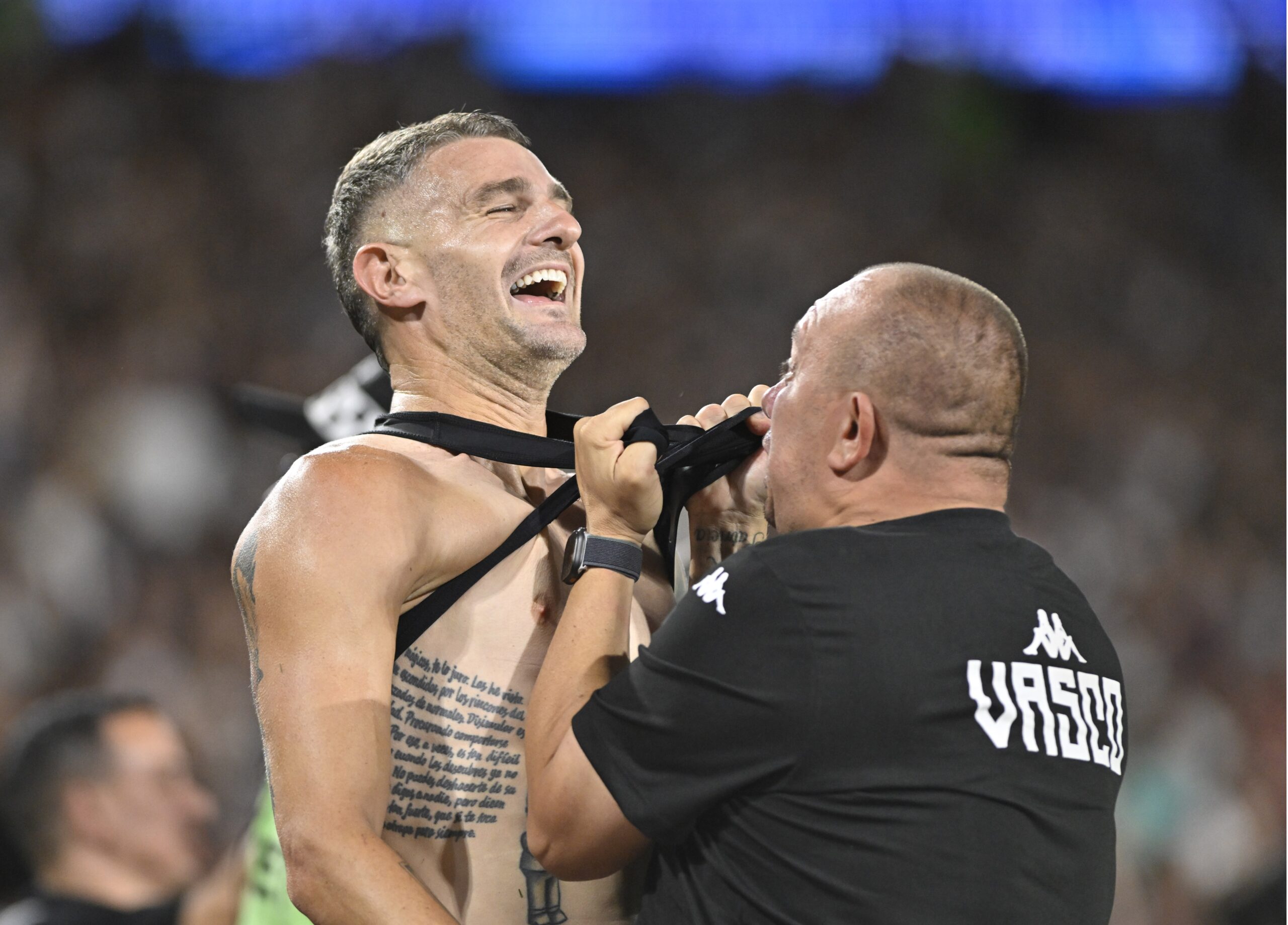 Da irritação com substituição ao choro com gol: Vegetti vive montanha-russa de emoções em semana no Vasco