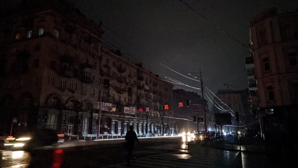 Geradores, lanternas e medo: o inverno mais duro da Ucrânia desde o início da guerra