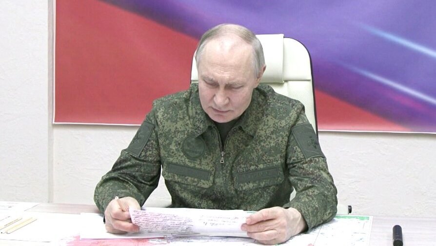 Putin usa cidade ucraniana como palco político e pressiona por acordo na guerra, às vésperas de reunião com enviados de Trump