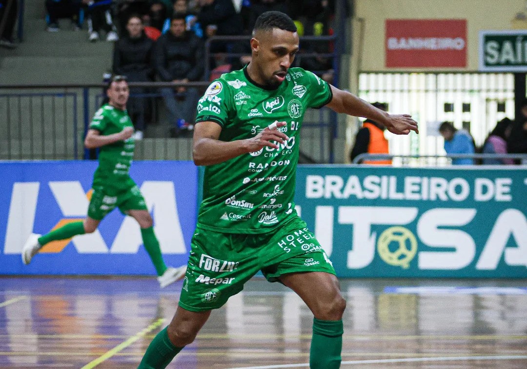 Jogador sergipano de futsal lança livro destinado a jovens que buscam ascender no esporte