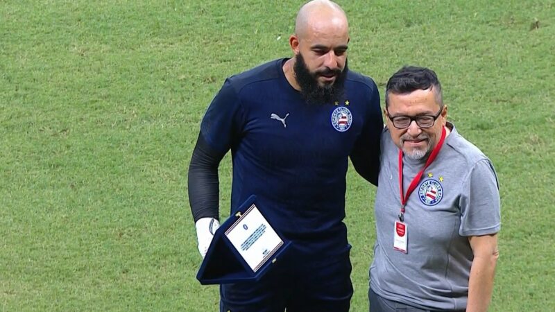 Danilo Fernandes recebe homenagem em dia de despedida pelo Bahia