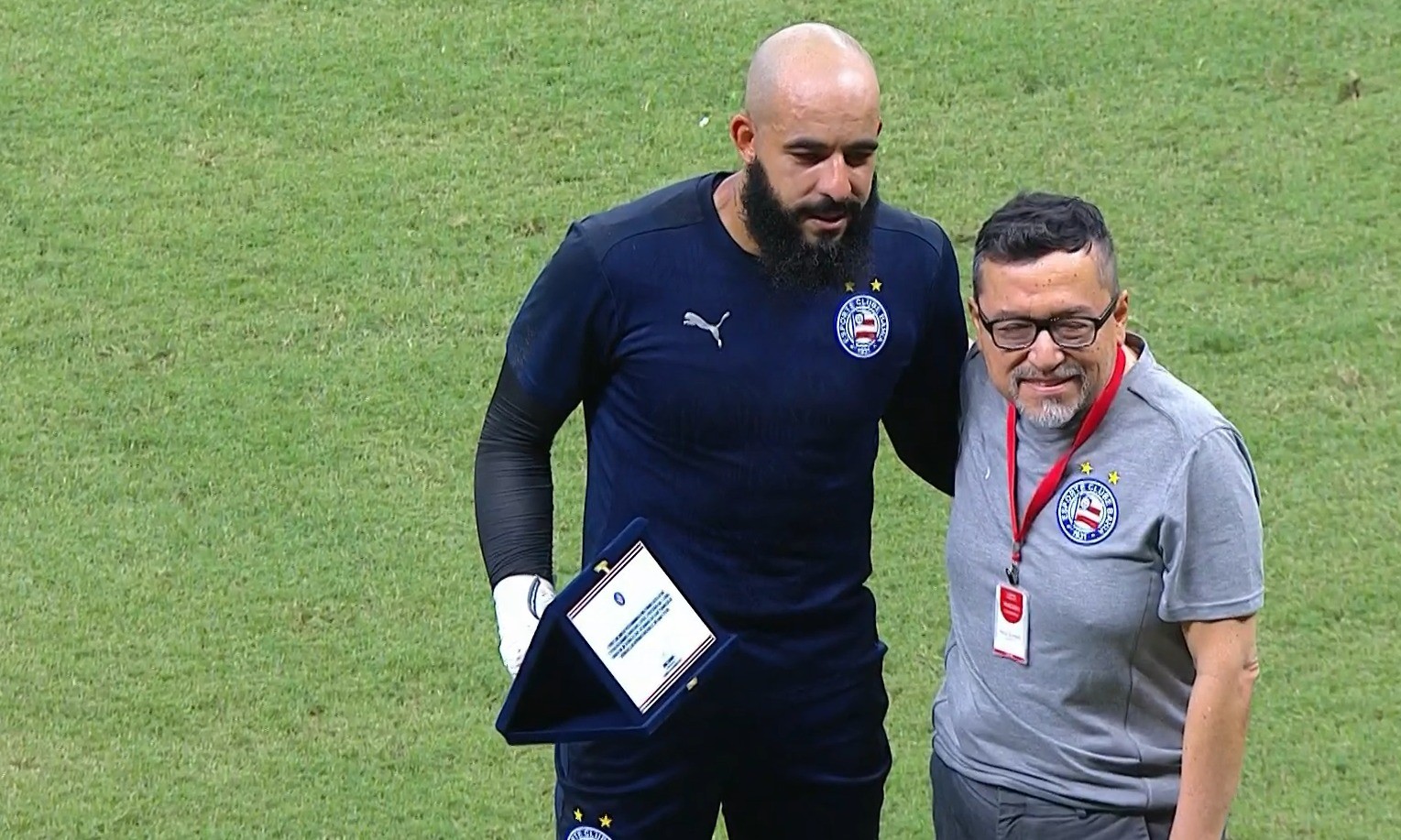 Danilo Fernandes recebe homenagem em dia de despedida pelo Bahia