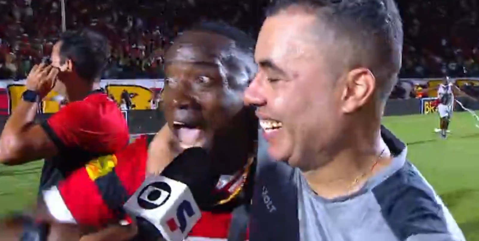 Torcedor invade entrevista de Jair Ventura e agradece ao treinador do Vitória: “Veio fazer a diferença”