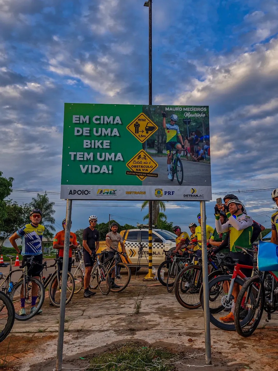 FAC promove ação para conscientizar motoristas sobre respeito aos ciclistas no trânsito