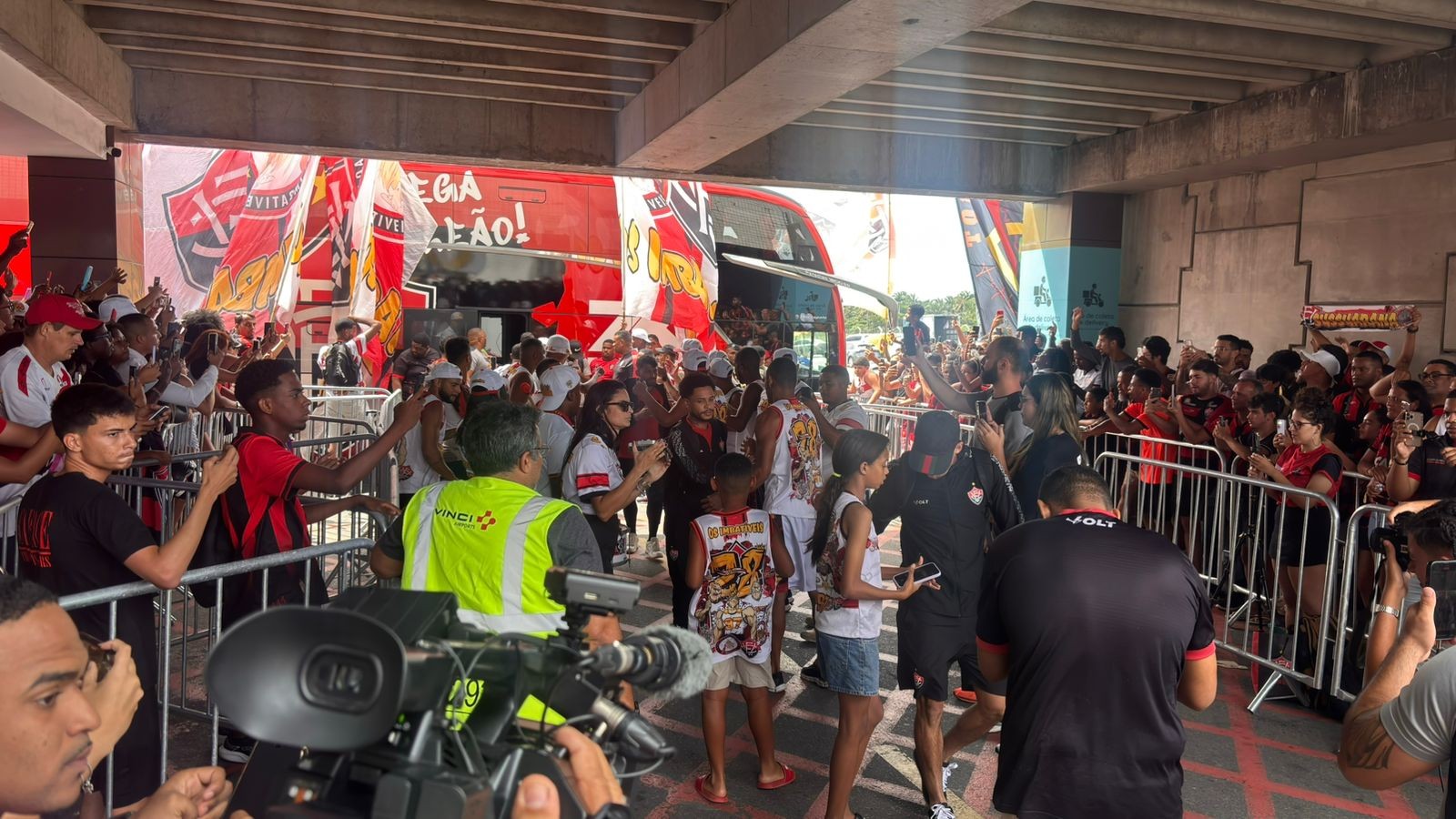 AeroNego: torcida do Vitória faz festa antes de embarque para jogo que pode garantir permanência