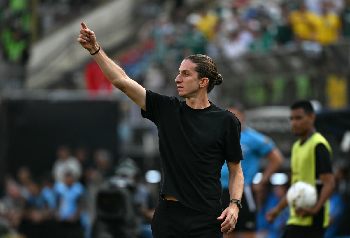 Flamengo oferece dois anos de contrato a Filipe Luís, mas renovação continua em compasso de espera