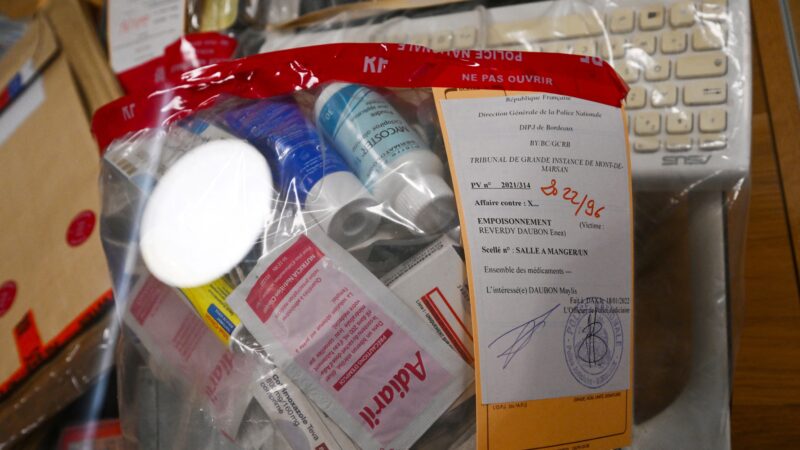 Justiça da França condena a 30 anos de prisão mãe acusada de intoxicar filhas de propósito com remédios; uma jovem morreu