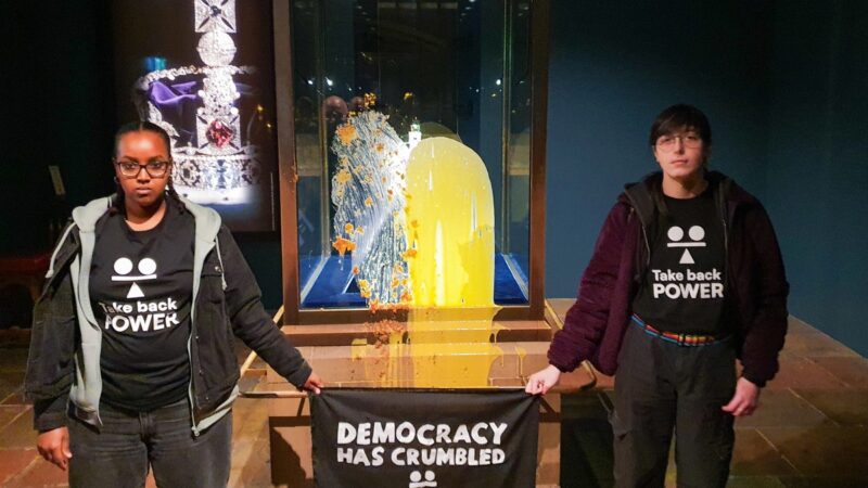 VÍDEO: Quatro manifestantes são presos após jogarem bolo e creme inglês em vitrine de joias da coroa em Londres