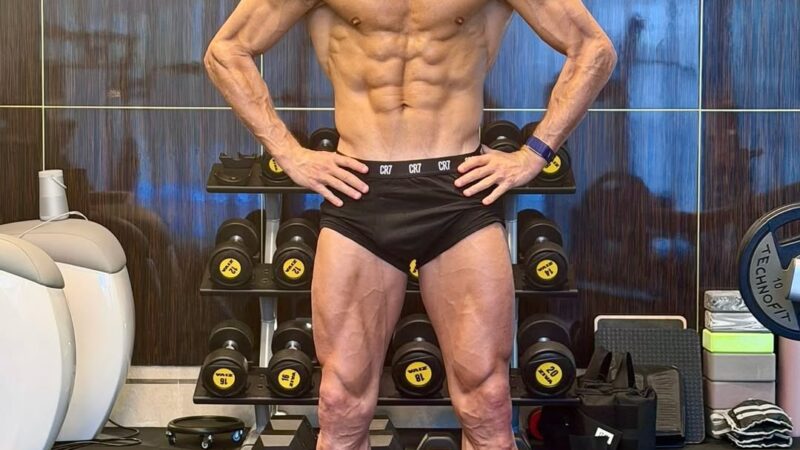 Aula de anatomia? Cristiano Ronaldo posta foto depois da sauna e músculos impressionam; veja