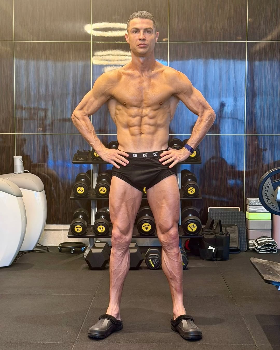 Aula de anatomia? Cristiano Ronaldo posta foto depois da sauna e músculos impressionam; veja