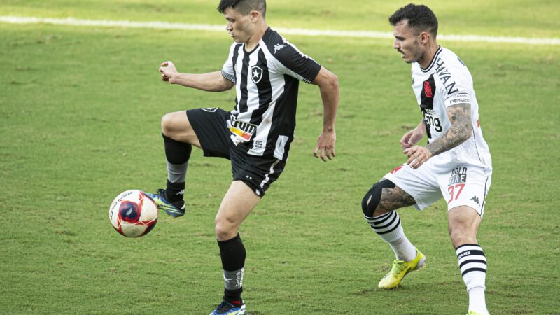 Lembra dele? Campeão pelo Botafogo e cria do Inter, atacante é contratado pelo Tombense