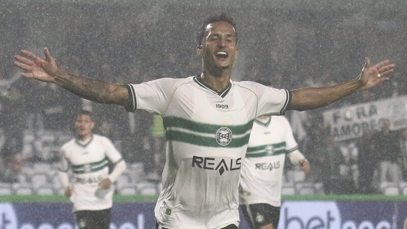 Botafogo-SP anuncia ex-meia de Coritiba e Goiás