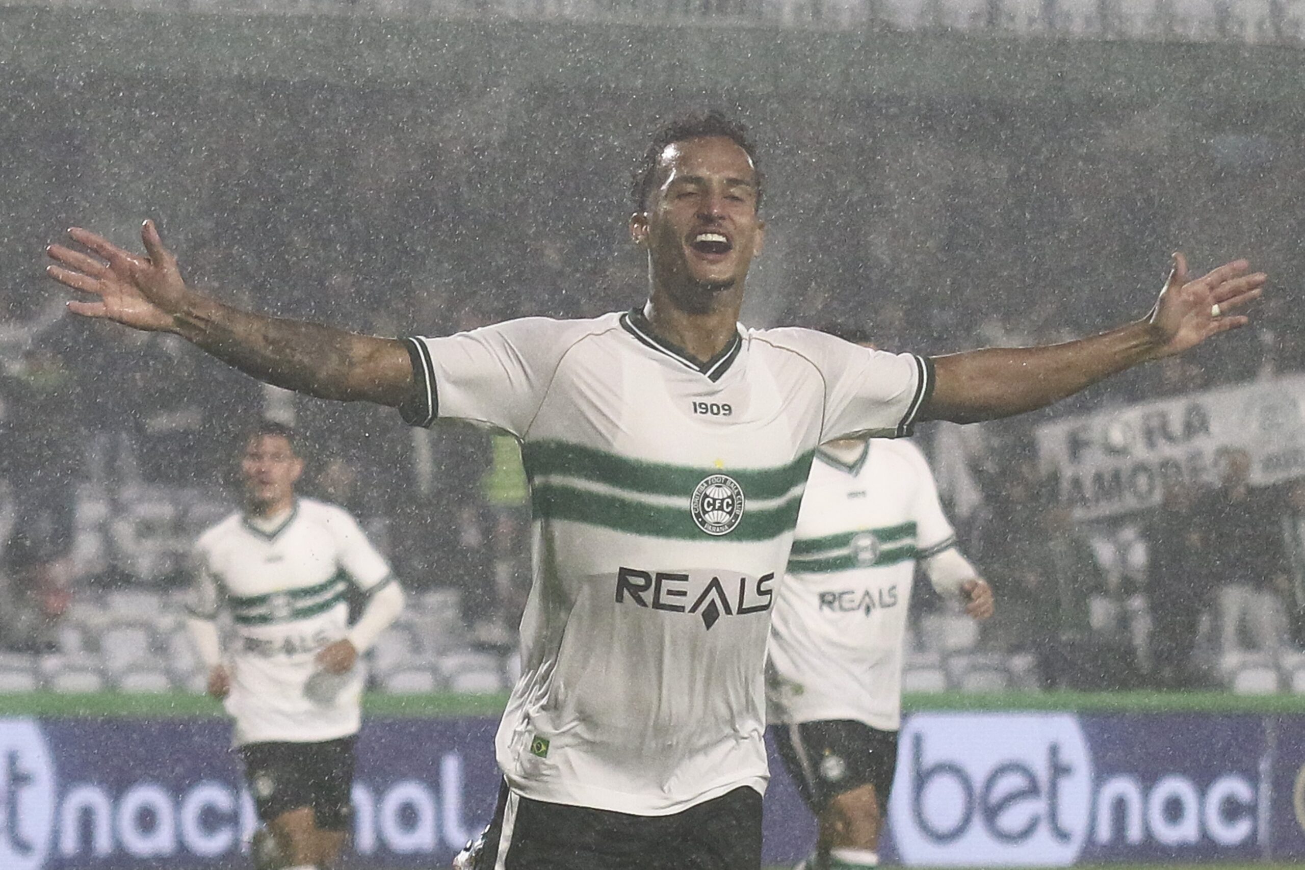 Botafogo-SP anuncia ex-meia de Coritiba e Goiás