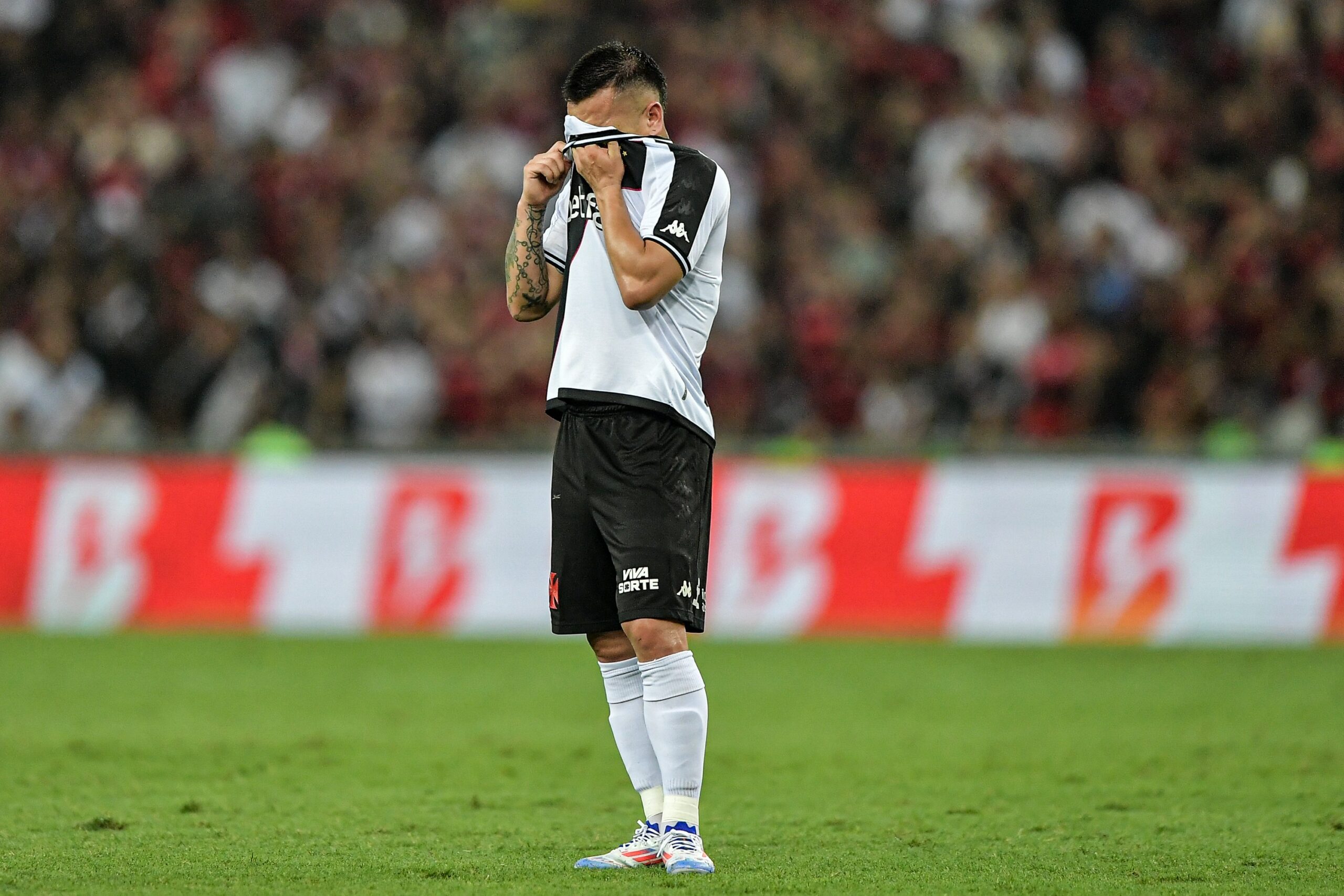 Vasco rescinde contrato com Jean David