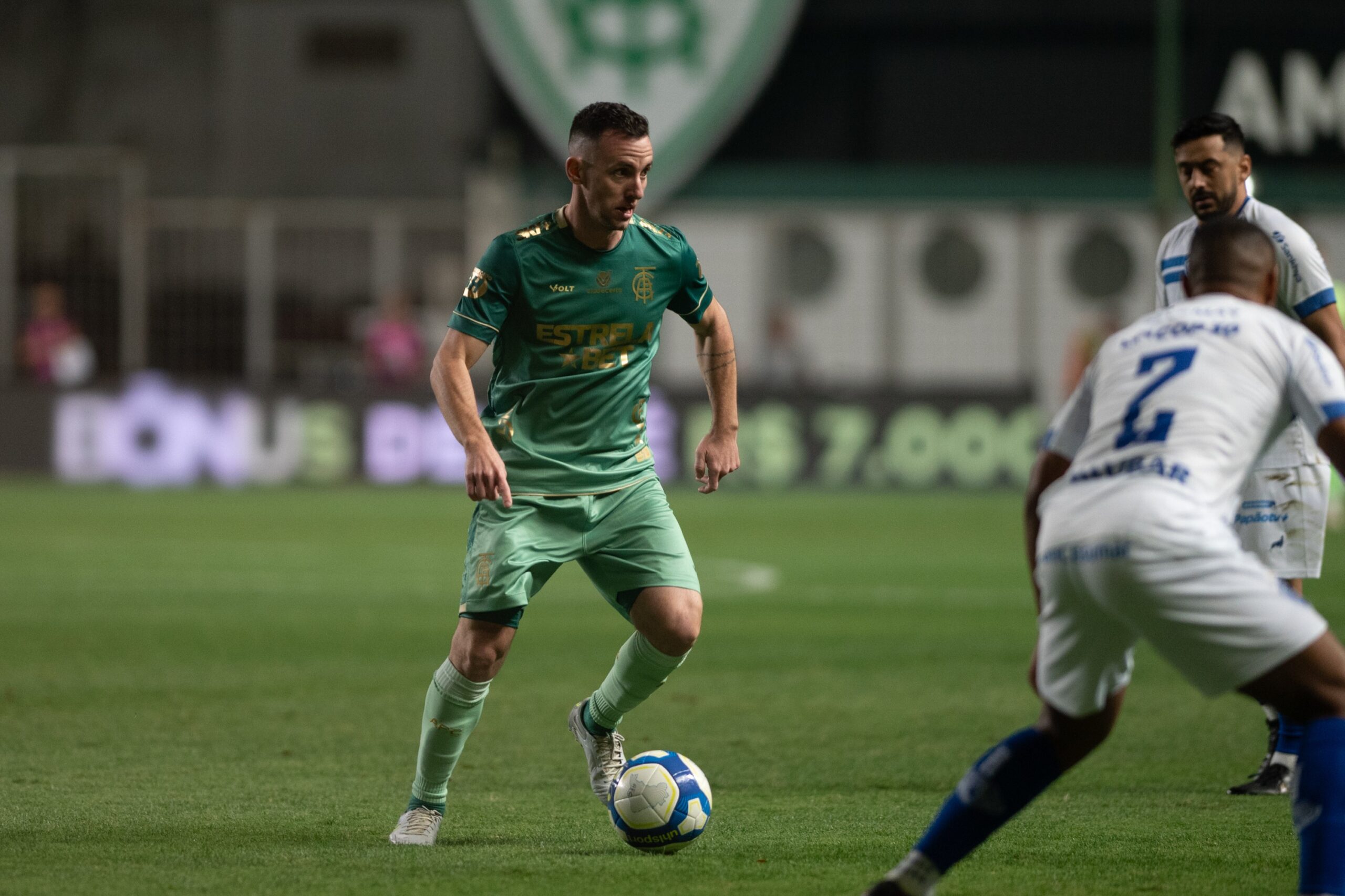 América-MG renova contrato com Fernando Elizari