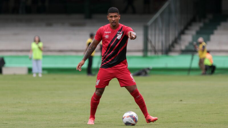 Athletico acerta venda do lateral-esquerdo Fernando para o Ceará