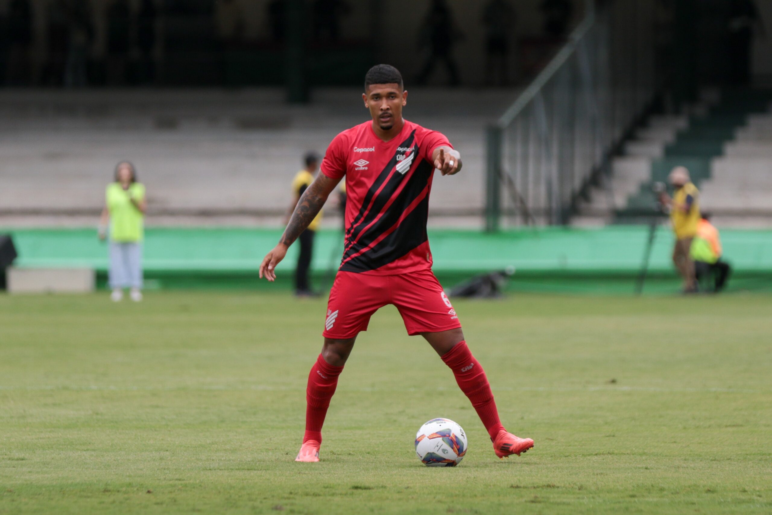 Athletico acerta venda do lateral-esquerdo Fernando para o Ceará