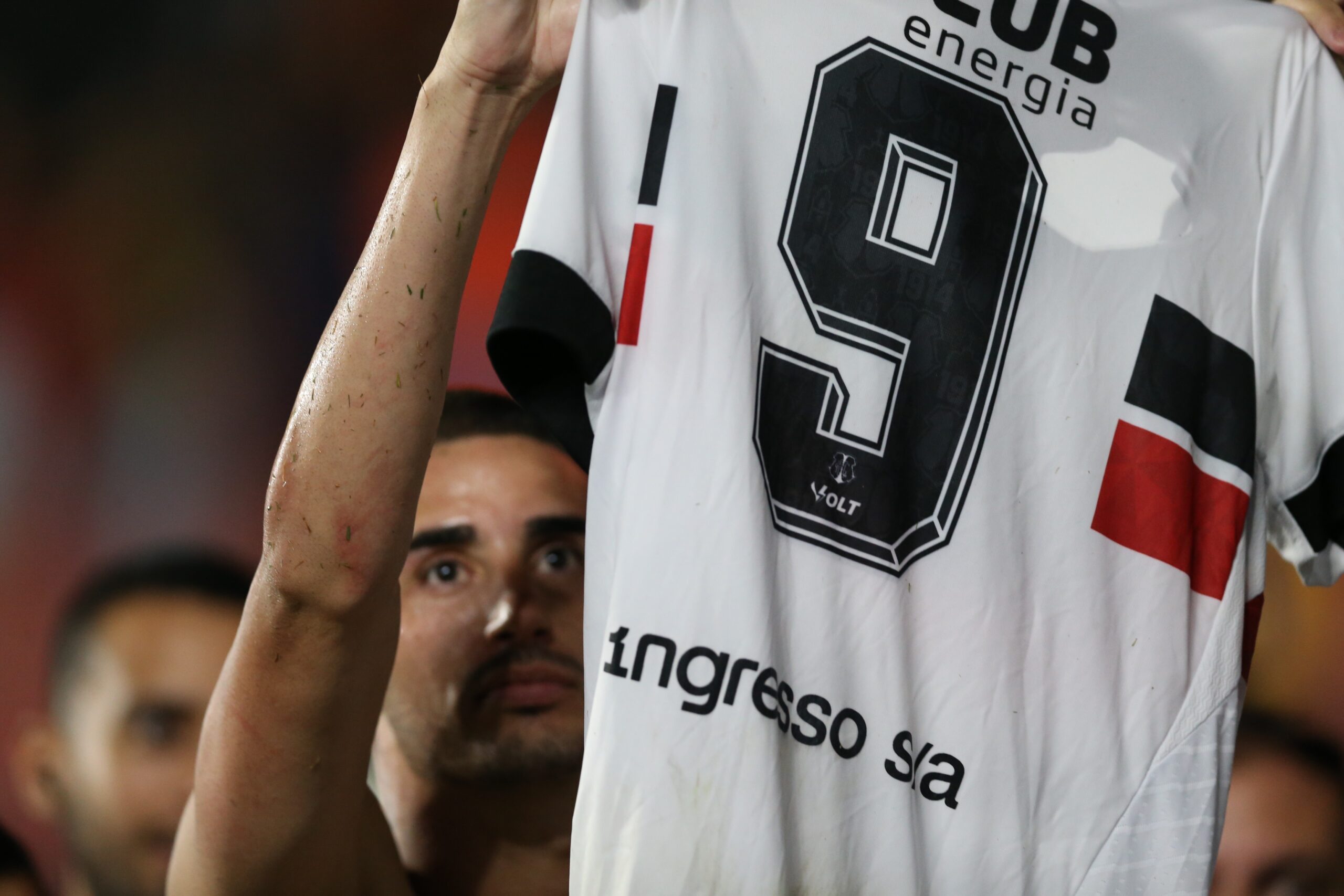 Thiago Galhardo fala pela primeira vez sobre rescisão com o Santa: “Depois do acesso, tudo mudou”