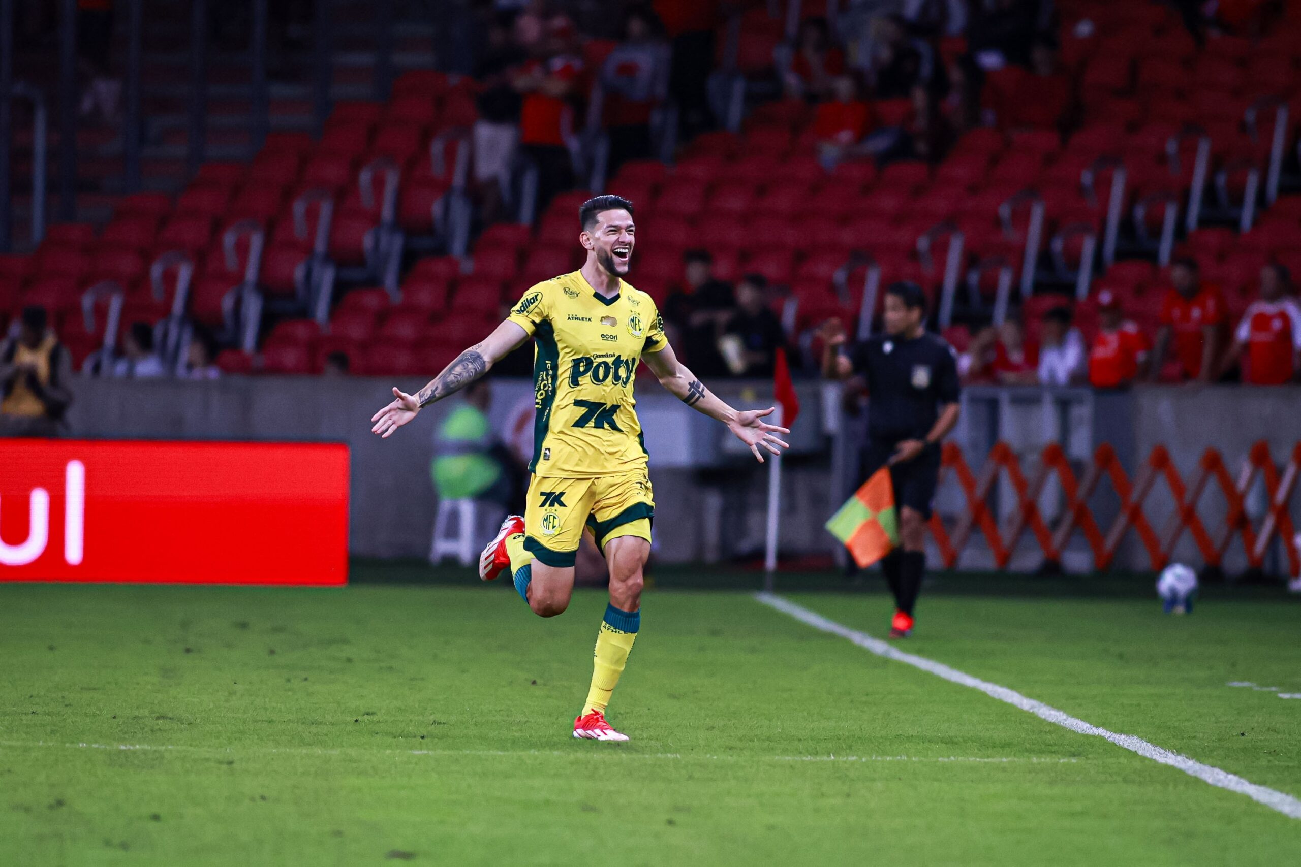 Flu contrata quarto melhor zagueiro do Cartola 2025; veja números de Jemmes