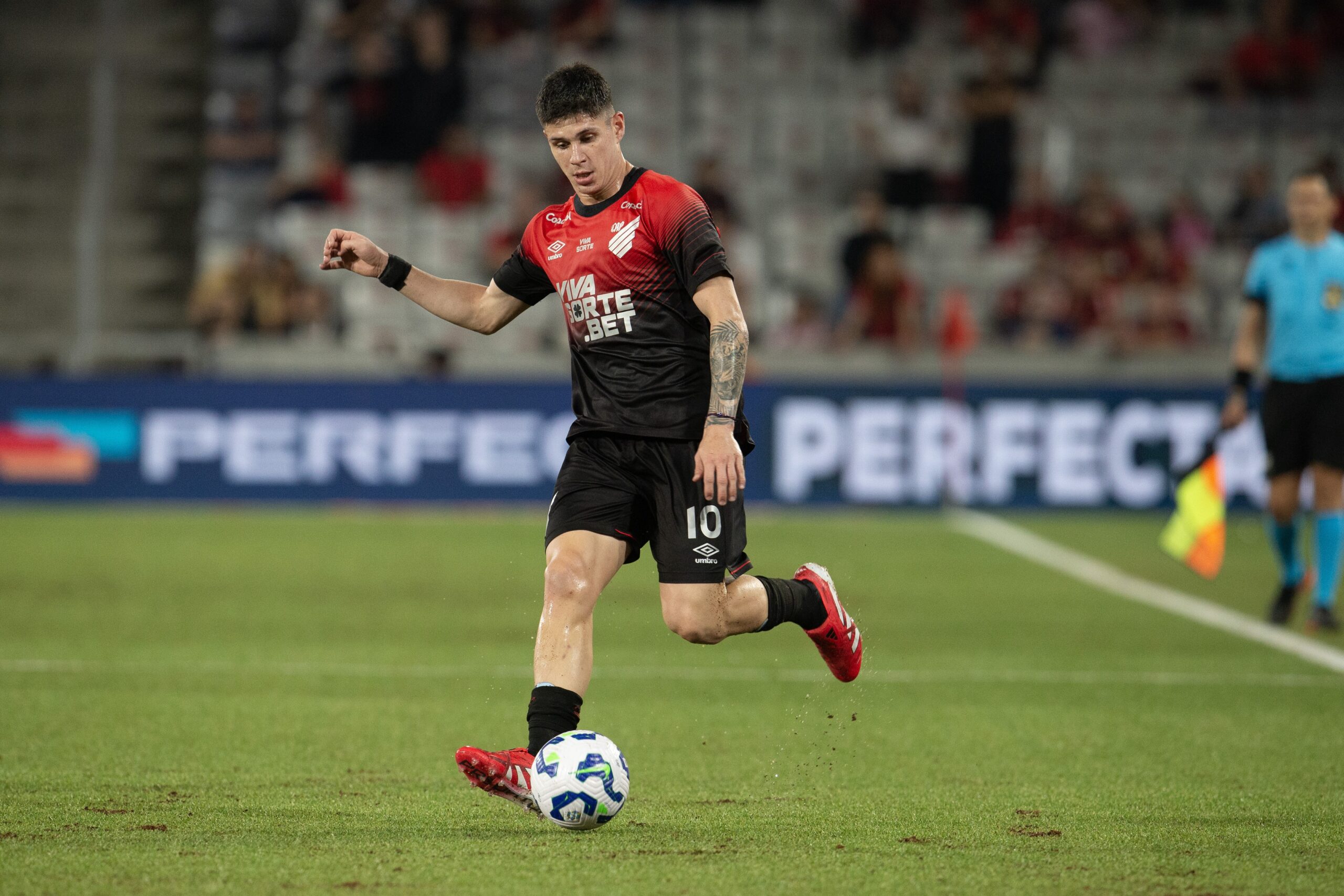 Athletico prepara “novo meio-campo” e busca mais um reforço para o setor; veja o cenário