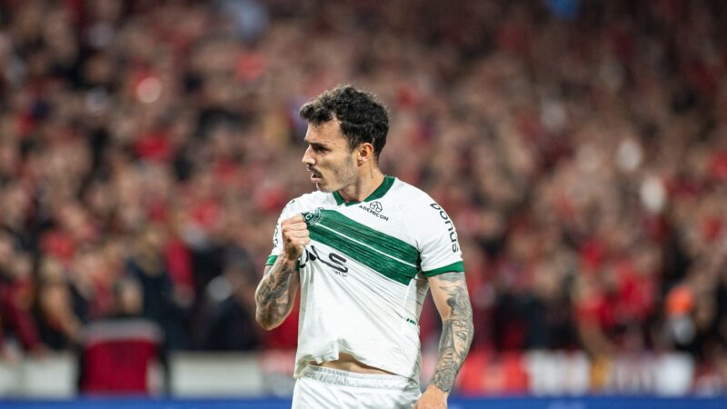 Ceará negocia com lateral Zeca, ex-Coritiba