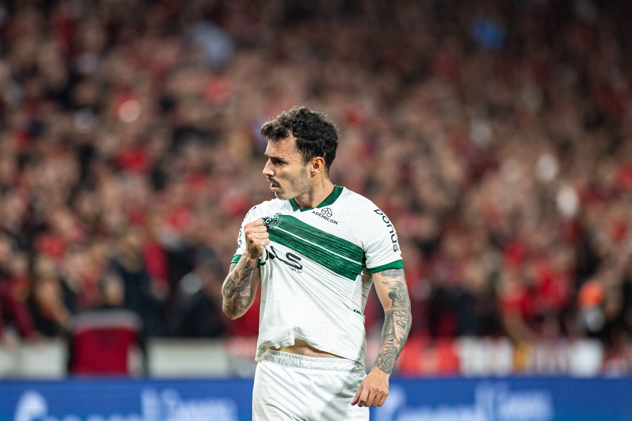 Ceará negocia com lateral Zeca, ex-Coritiba