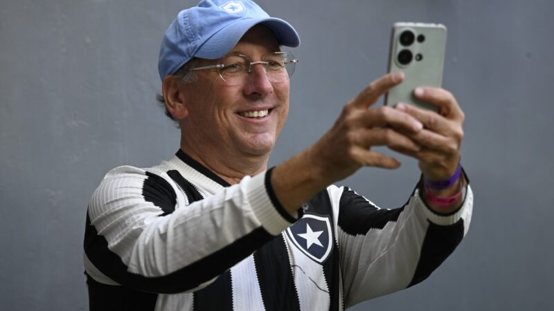 Scout prepara vídeos, e Textor deve iniciar contatos na segunda por novo técnico do Botafogo