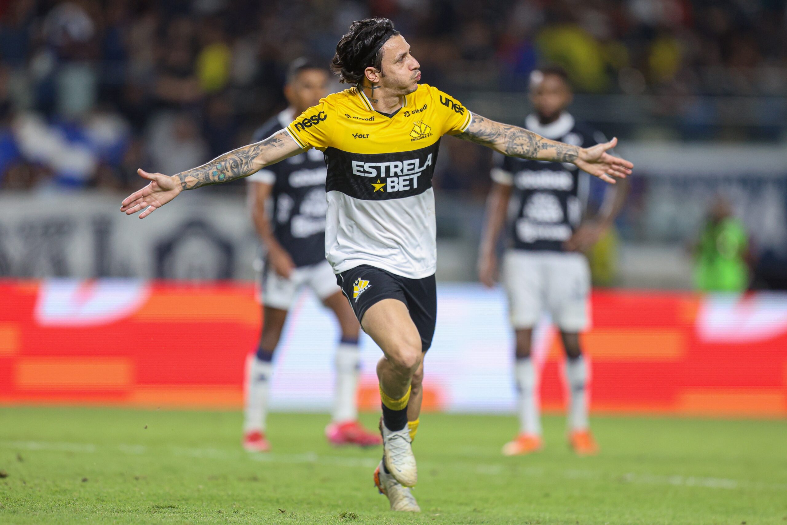 Chapecoense negocia contratação do meia Jean Carlos, do Criciúma