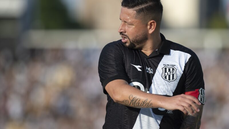 Elvis fica sem contrato com a Ponte e tem semana decisiva para definir futuro