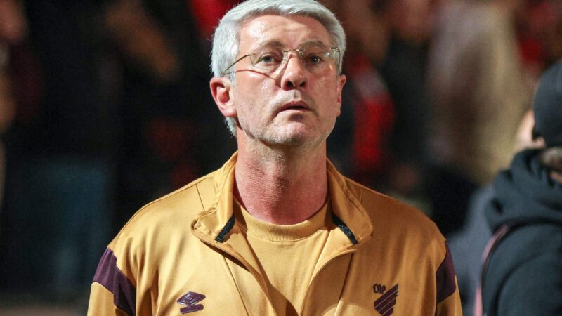 Athletico encaminha renovação de contrato com o técnico Odair Hellmann