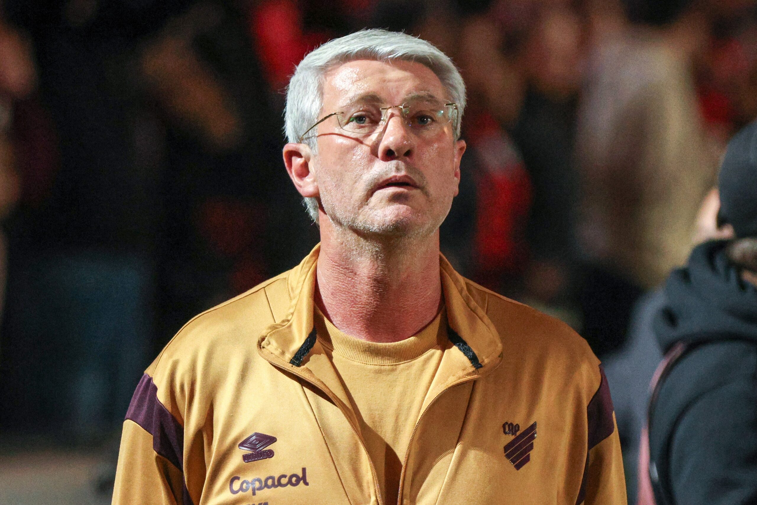 Athletico encaminha renovação de contrato com o técnico Odair Hellmann