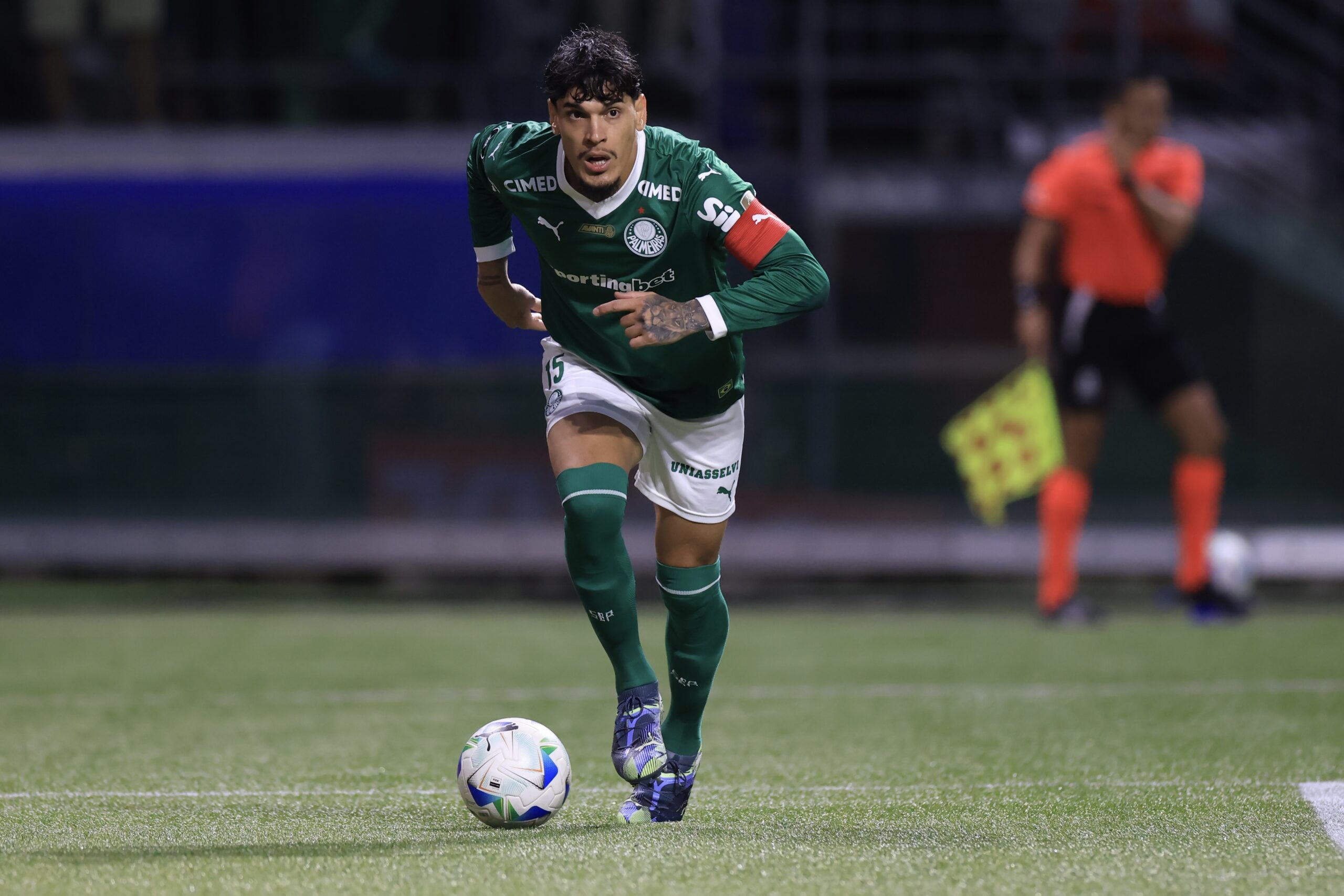 Gustavo Gómez, do Palmeiras, é quem soma mais minutos em campo no mundo desde 2020