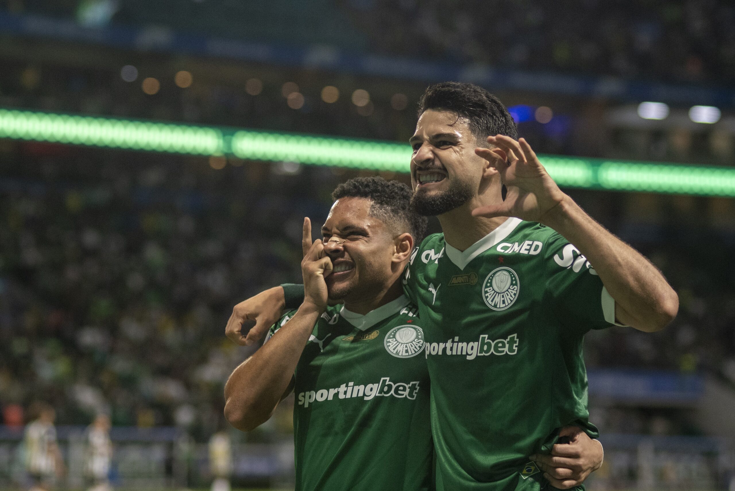 Palmeiras recebe sondagens por Flaco López e Vitor Roque, mas fecha a porta para saídas