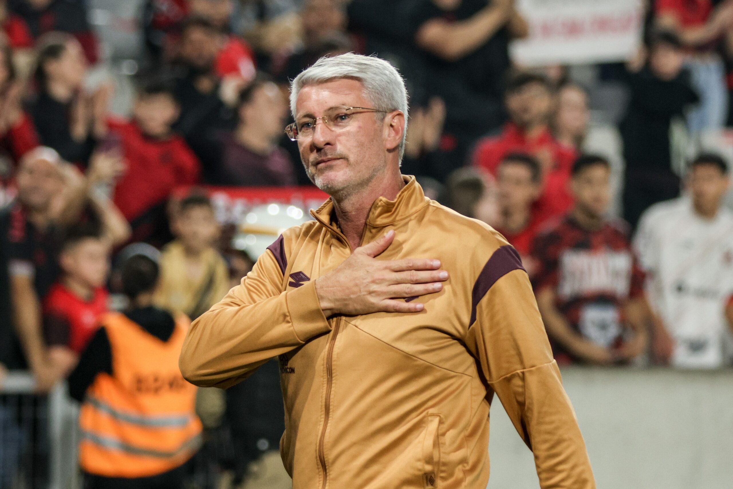 Athletico e Odair Hellmann chegam a acordo e prorrogam contrato para 2026