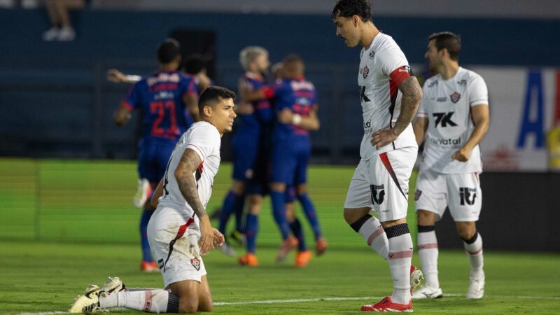 Análise: Vitória lembra a sua pior versão, toma baile do Bragantino e vive drama a um jogo do fim
