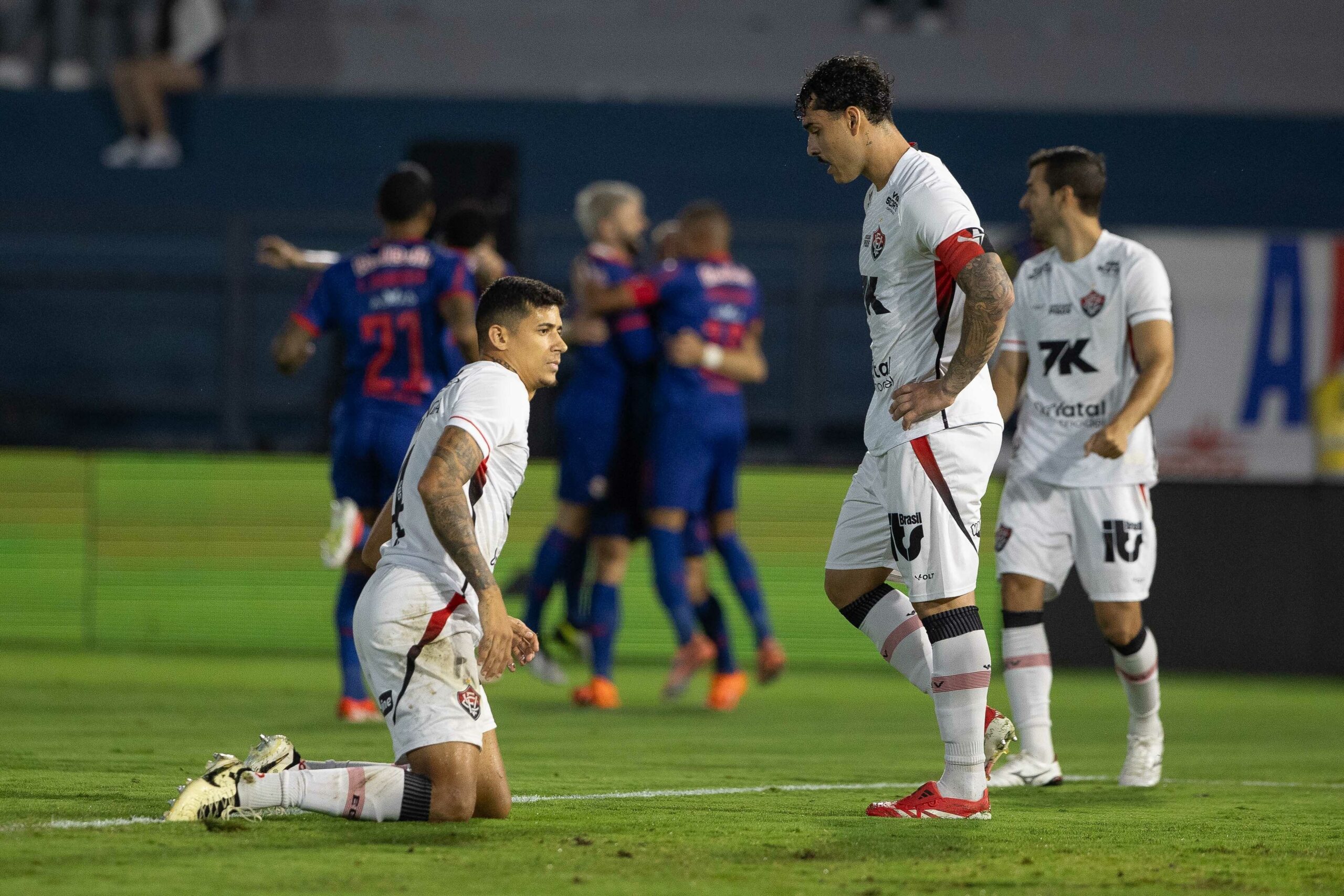 Análise: Vitória lembra a sua pior versão, toma baile do Bragantino e vive drama a um jogo do fim