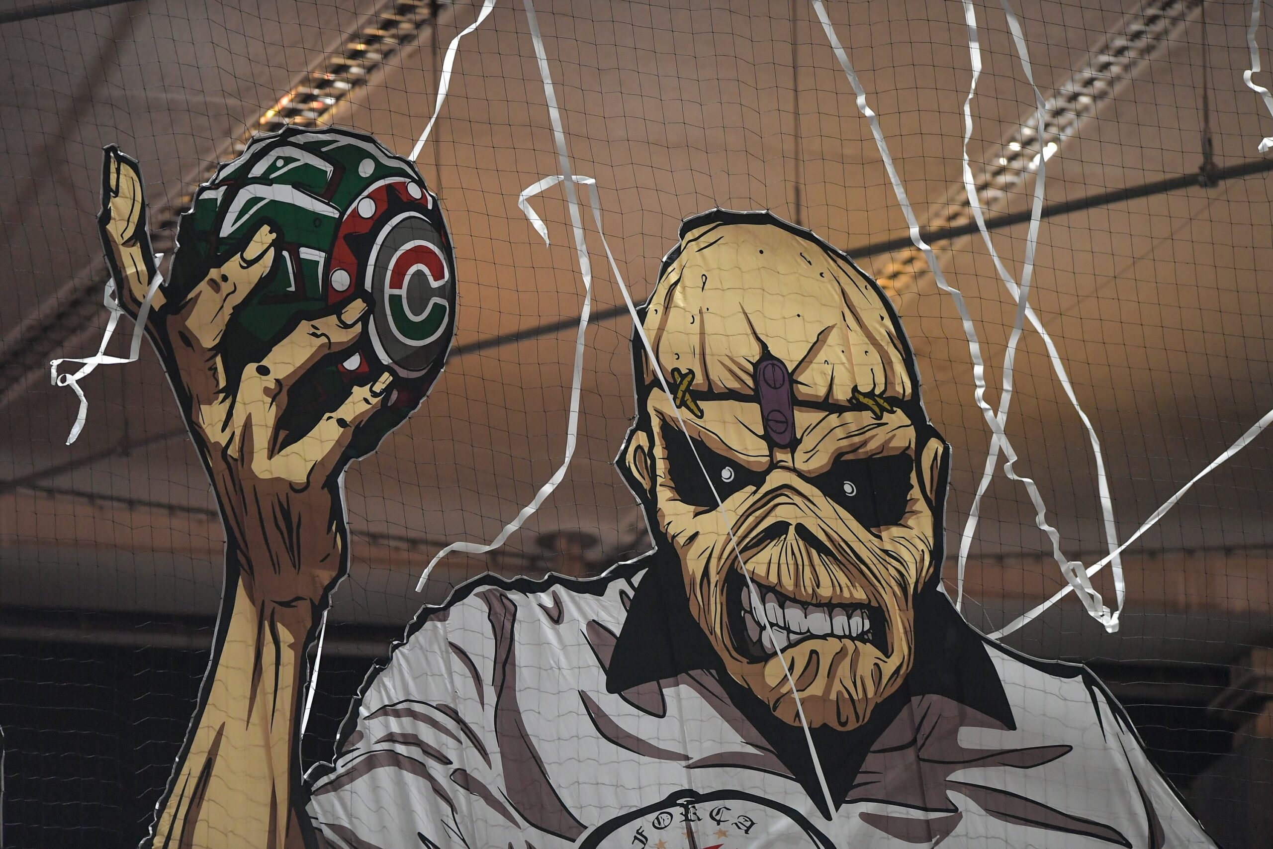 Torcida do Vasco provoca Fluminense em mosaico na semifinal da Copa do Brasil; veja