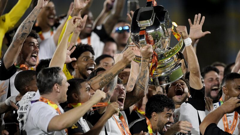 Corinthians conquista dois títulos em ano com investimento zero em reforços e crise política