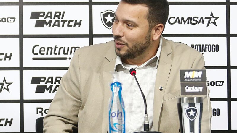 Diretor do Botafogo elogia Davide e comenta problemas com lesões: “Se bate muito na comissão”