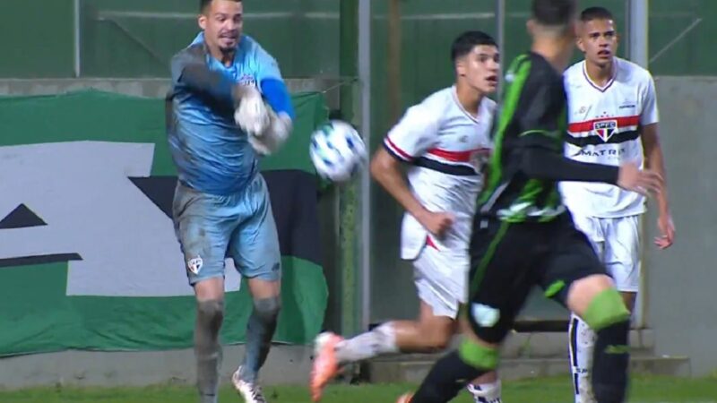 Goleiro do São Paulo solta bola e sofre gol bizarro em título tricolor na Copa do Brasil sub-20; veja vídeo