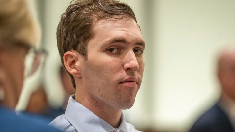 Acusado de matar Charlie Kirk vai a tribunal pela 1ª vez; defesa tenta limitar cobertura da mídia