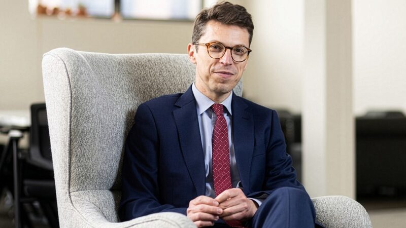 Quem era o professor de fusão nuclear morto por ex-físico suspeito de ataque em universidade dos EUA