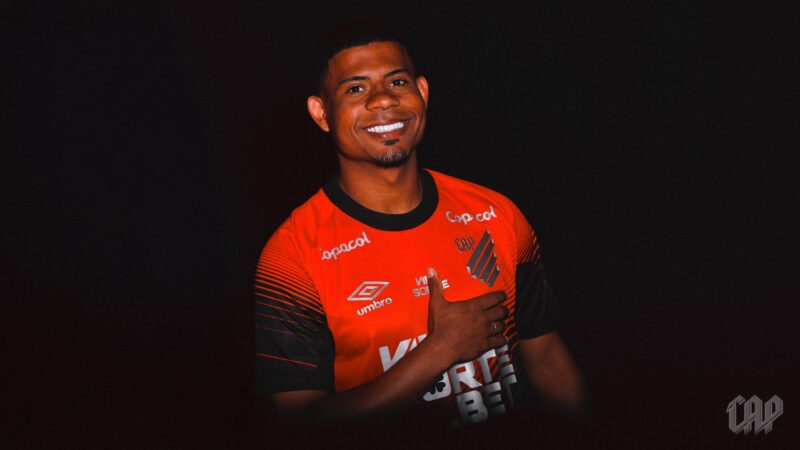 Athletico oficializa contratação de Gilberto, joia da base do Palmeiras