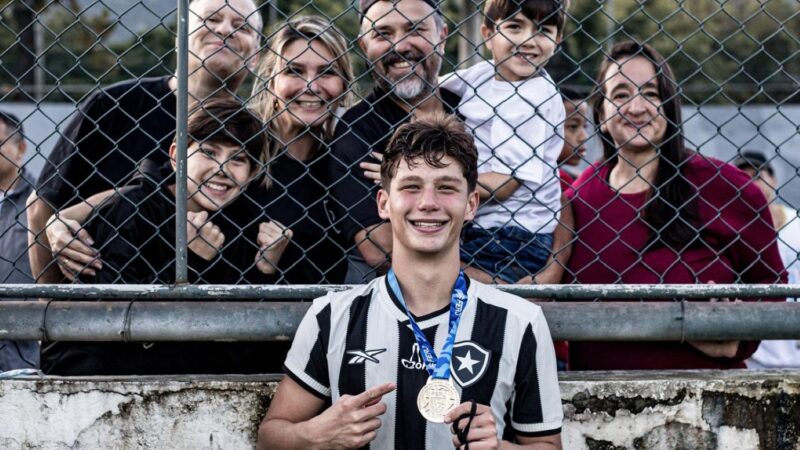 Como joia do Botafogo com multa de R$ 448 milhões mudou rotina da família com a carreira