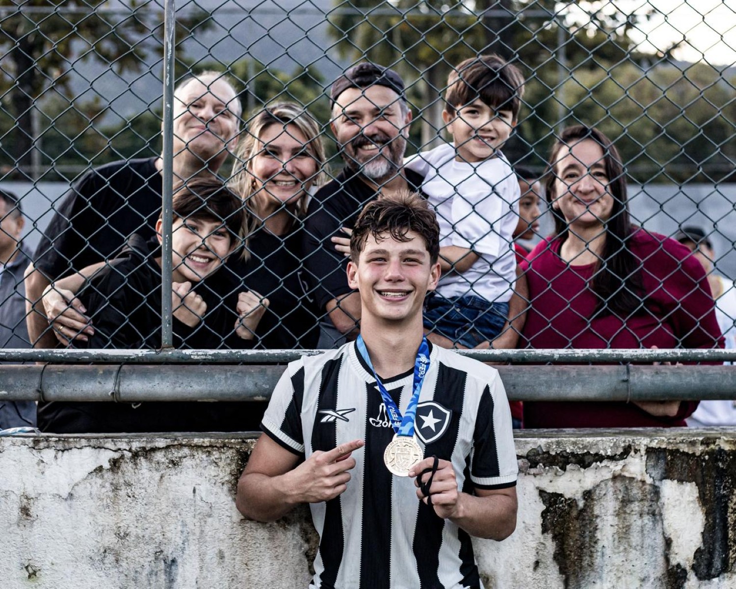 Como joia do Botafogo com multa de R$ 448 milhões mudou rotina da família com a carreira