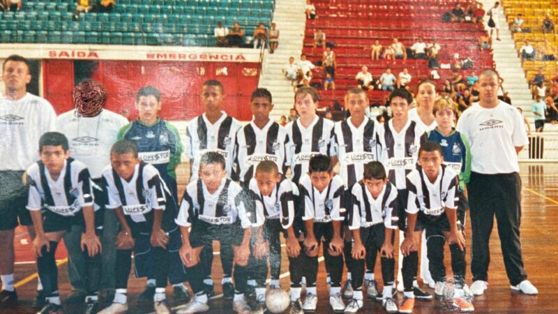 “Descobridor” de Neymar e Alan Patrick carrega relíquias da dupla e sofre em luta contra rebaixamento