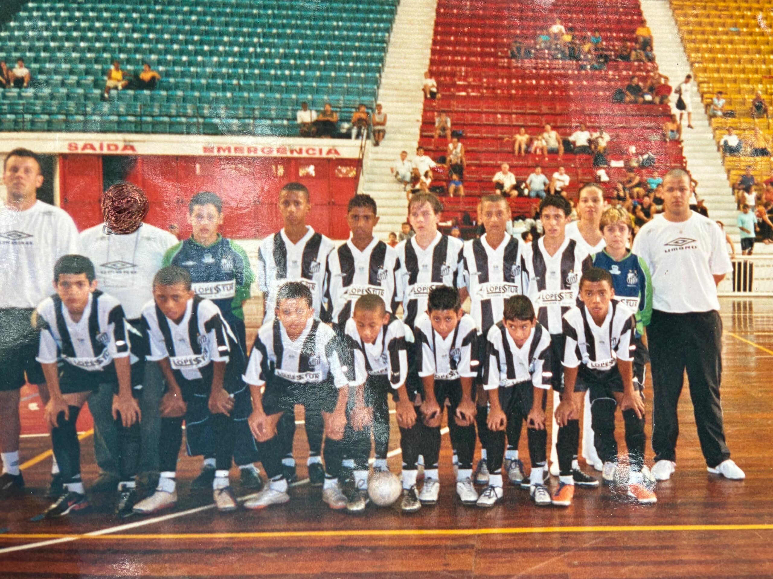 “Descobridor” de Neymar e Alan Patrick carrega relíquias da dupla e sofre em luta contra rebaixamento