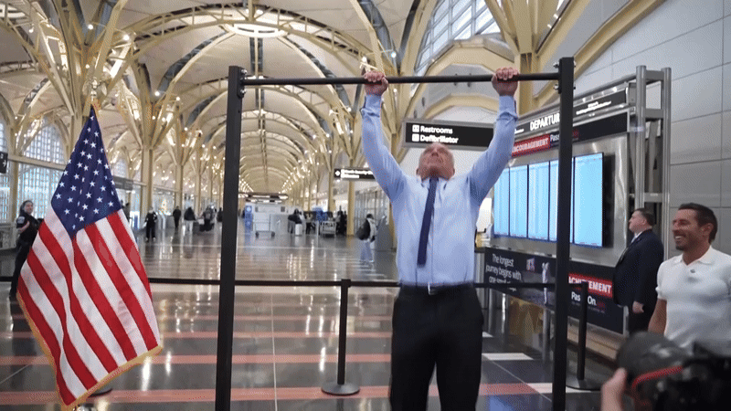 Robert Kennedy Jr se exibe fazendo barra em coletiva de imprensa nos EUA; VÍDEO